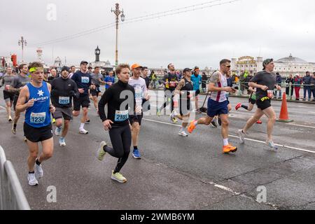 Kings Road, Brighton, City of Brighton & Hove, East Sussex, Regno Unito. I corridori di quest'anno della mezza Maratona di Brighton sotto un cielo nuvoloso e basse temperature lungo il lungomare di Brighton & Hove. 25 febbraio 2024. David Smith/Alamy Live News Foto Stock