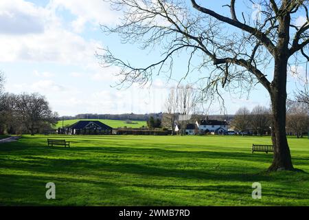 Una vista sul verde del villaggio di Datchworth fino al padiglione del club sportivo Foto Stock