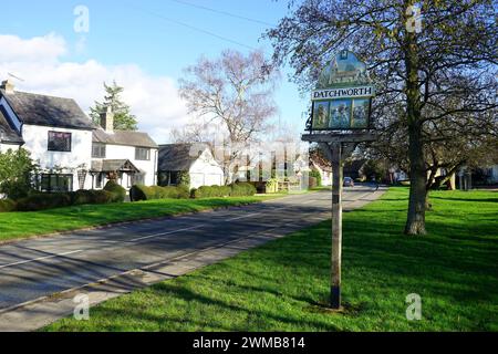 Cartello del villaggio sul verde a Datchworth Foto Stock