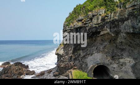 Vista ravvicinata della roccia del tunnel di Santa Catarina a nord di Sao Tome. Guardando da vicino, la roccia che copre il tunnel sembra una faccia.Sao Tome Foto Stock