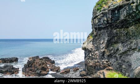 Vista ravvicinata della roccia del tunnel di Santa Catarina a nord di Sao Tome. Guardando da vicino, la roccia che copre il tunnel sembra una faccia.Sao Tome Foto Stock