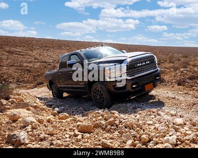 Black Dodge RAM nel deserto. Black Dodge RAM nel deserto. Effettuare una prova su strada su strade rocciose difficili e fuoristrada. Foto Stock