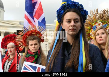Secondo anniversario dell'invasione russa dell'Ucraina. Rally a Trafalgar Square, Londra, Regno Unito Foto Stock