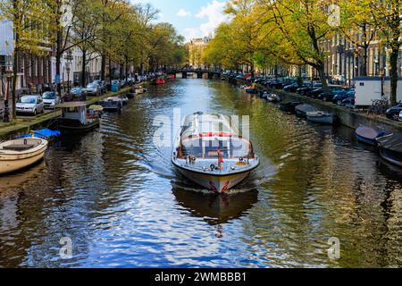 Amsterdam, Nedherlands - 5 novembre 2017: Skyline del centro città con case in mattoni e barche. Famoso punto di riferimento della vecchia città europea in autunno. Foto Stock