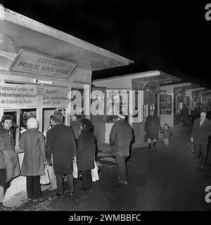 Bucarest, Repubblica Socialista di Romania, circa 1979. Gente fuori a fare la spesa la sera. Foto Stock