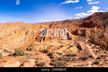 Vista dall'alto del bellissimo paesaggio del canyon Skazka. Rocks Fairy tale - famosa destinazione in Kirghizistan. Formazioni rocciose a forma di drago spi Foto Stock