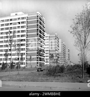 Ammira un quartiere di nuovi edifici di appartamenti a Bucarest, Repubblica socialista di Romania, circa 1978 Foto Stock