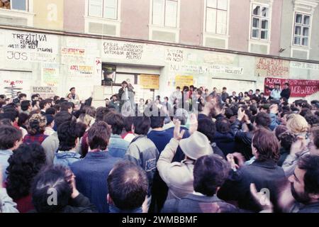 Brasov, Romania, aprile 1990. A seguito della rivoluzione anticomunista del 1989, scoppiarono proteste in tutto il paese contro gli ex funzionari comunisti che immediatamente afferrarono il potere. Nella piazza centrale di Brasov, una manifestazione politica condannò il nuovo partito al potere, F.S.N. Foto Stock