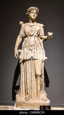 Statua in marmo di Artemide anche Diana, la dea della caccia, la natura selvaggia, gli animali selvatici, la natura, la vegetazione e il parto nel museo di Antalya. Foto Stock