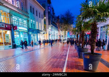 La strada pedonale principale New Street con negozi, caffetterie e ristoranti nel centro della città di Birmingham di notte. Foto Stock