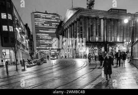 Dopo il restauro, Birmingham ha classificato il vecchio municipio di grado i, ora utilizzato come sala concerti e luoghi d'arte di notte con le linee del tram della città. Foto Stock