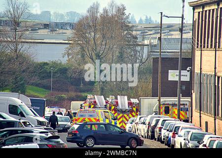 Glasgow, Scozia, Regno Unito. 25 febbraio 2024. I servizi di emergenza assistono all'incidente in quanto la persona sospettata nell'acqua ha visto un'enorme risposta comprendente tre veicoli della polizia due motori antincendio, un'ambulanza e un veicolo antincendio recita a berwick Street a sud di South Street vicino al fiume clyde. Credit Gerard Ferry/Alamy Live News Foto Stock