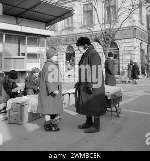 Bucarest, Romania, circa 1979. Due donne anziane parlano casualmente per strada. Foto Stock
