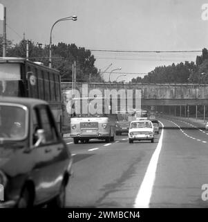 Traffico sulla DN1, fuori Bucarest, Repubblica Socialista di Romania, circa 1979 Foto Stock