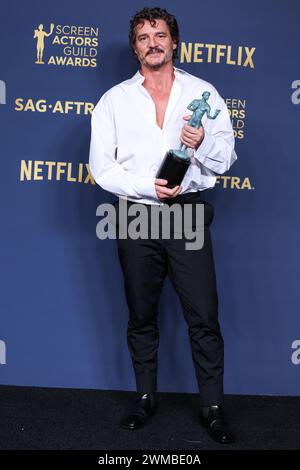 Los Angeles, Stati Uniti. 24 febbraio 2024. LOS ANGELES, CALIFORNIA, USA - 24 FEBBRAIO: Pedro Pascal, vincitore del premio Outstanding Performance by a male Actor in a Drama Series per le pose "The Last of Us" nella sala stampa al 30° Annual Screen Actors Guild Awards tenutosi presso lo Shrine Auditorium e Expo Hall il 24 febbraio 2024 a Los Angeles, California, Stati Uniti. (Foto di Xavier Collin/Image Press Agency) credito: Image Press Agency/Alamy Live News Foto Stock