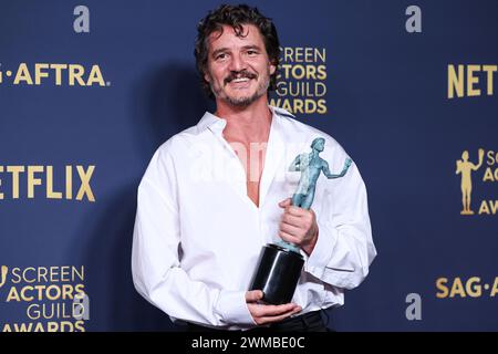 Los Angeles, Stati Uniti. 24 febbraio 2024. LOS ANGELES, CALIFORNIA, USA - 24 FEBBRAIO: Pedro Pascal, vincitore del premio Outstanding Performance by a male Actor in a Drama Series per le pose "The Last of Us" nella sala stampa al 30° Annual Screen Actors Guild Awards tenutosi presso lo Shrine Auditorium e Expo Hall il 24 febbraio 2024 a Los Angeles, California, Stati Uniti. (Foto di Xavier Collin/Image Press Agency) credito: Image Press Agency/Alamy Live News Foto Stock