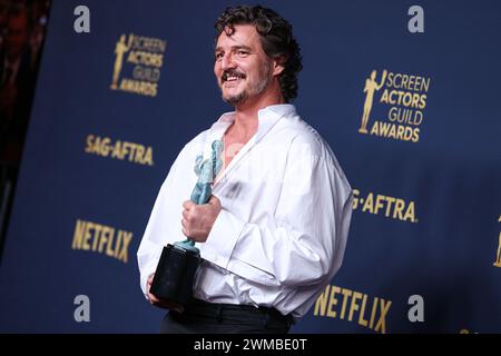 Los Angeles, Stati Uniti. 24 febbraio 2024. LOS ANGELES, CALIFORNIA, USA - 24 FEBBRAIO: Pedro Pascal, vincitore del premio Outstanding Performance by a male Actor in a Drama Series per le pose "The Last of Us" nella sala stampa al 30° Annual Screen Actors Guild Awards tenutosi presso lo Shrine Auditorium e Expo Hall il 24 febbraio 2024 a Los Angeles, California, Stati Uniti. (Foto di Xavier Collin/Image Press Agency) credito: Image Press Agency/Alamy Live News Foto Stock