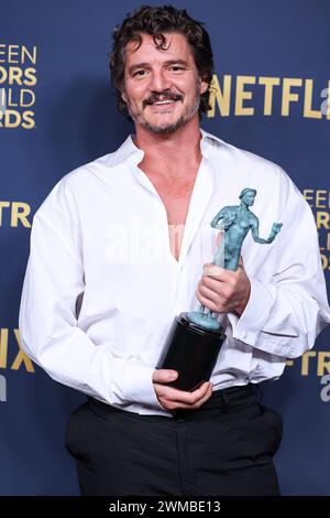 Los Angeles, Stati Uniti. 24 febbraio 2024. LOS ANGELES, CALIFORNIA, USA - 24 FEBBRAIO: Pedro Pascal, vincitore del premio Outstanding Performance by a male Actor in a Drama Series per le pose "The Last of Us" nella sala stampa al 30° Annual Screen Actors Guild Awards tenutosi presso lo Shrine Auditorium e Expo Hall il 24 febbraio 2024 a Los Angeles, California, Stati Uniti. (Foto di Xavier Collin/Image Press Agency) credito: Image Press Agency/Alamy Live News Foto Stock