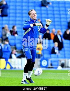Jordan Pickford dell'Everton sorride mentre si riscalda prima della partita di Premier League tra Brighton e Hove Albion e Everton all'American Express Stadium di Brighton, Regno Unito - 24 febbraio 2024 foto Simon Dack / Telephoto Images solo uso editoriale. Niente merchandising. Per le immagini di calcio si applicano restrizioni fa e Premier League inc. Non è consentito l'utilizzo di Internet/dispositivi mobili senza licenza FAPL. Per ulteriori dettagli, contattare Football Dataco Foto Stock