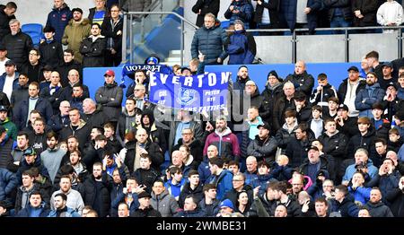Tifosi dell'Everton durante la partita di Premier League tra Brighton e Hove Albion e Everton all'American Express Stadium di Brighton, Regno Unito - 24 febbraio 2024 foto Simon Dack / Telephoto Images solo uso editoriale. Niente merchandising. Per le immagini di calcio si applicano restrizioni fa e Premier League inc. Non è consentito l'utilizzo di Internet/dispositivi mobili senza licenza FAPL. Per ulteriori dettagli, contattare Football Dataco Foto Stock