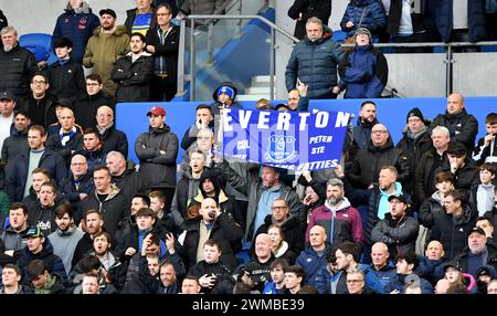 Tifosi dell'Everton durante la partita di Premier League tra Brighton e Hove Albion e Everton all'American Express Stadium di Brighton, Regno Unito - 24 febbraio 2024 foto Simon Dack / Telephoto Images solo uso editoriale. Niente merchandising. Per le immagini di calcio si applicano restrizioni fa e Premier League inc. Non è consentito l'utilizzo di Internet/dispositivi mobili senza licenza FAPL. Per ulteriori dettagli, contattare Football Dataco Foto Stock
