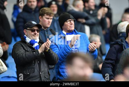 Tifosi dell'Everton durante la partita di Premier League tra Brighton e Hove Albion e Everton all'American Express Stadium di Brighton, Regno Unito - 24 febbraio 2024 foto Simon Dack / Telephoto Images solo uso editoriale. Niente merchandising. Per le immagini di calcio si applicano restrizioni fa e Premier League inc. Non è consentito l'utilizzo di Internet/dispositivi mobili senza licenza FAPL. Per ulteriori dettagli, contattare Football Dataco Foto Stock