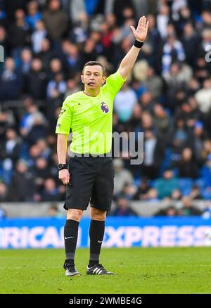 L'arbitro Tony Harrington durante la partita di Premier League tra Brighton e Hove Albion e Everton all'American Express Stadium di Brighton, Regno Unito - 24 febbraio 2024 foto Simon Dack / Telephoto Images solo uso editoriale. Niente merchandising. Per le immagini di calcio si applicano restrizioni fa e Premier League inc. Non è consentito l'utilizzo di Internet/dispositivi mobili senza licenza FAPL. Per ulteriori dettagli, contattare Football Dataco Foto Stock