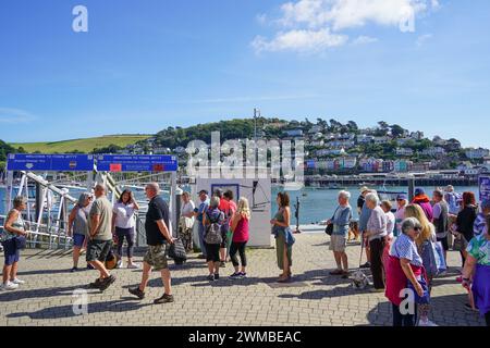 Dartmouth, Regno Unito - 14 settembre 2023: Turisti in coda per il traghetto sul fiume Dartmouth per Kingswear Foto Stock