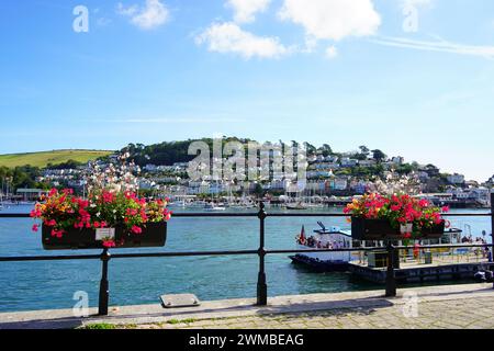 Kingswear, Regno Unito - 14 settembre 2023: Città di Kingswear vista dall'altra parte dell'estuario del fiume Dart a Darthmouth Foto Stock