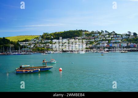 Kingswear, Regno Unito - 14 settembre 2023: Città di Kingswear vista dall'altra parte dell'estuario del fiume Dart a Darthmouth Foto Stock