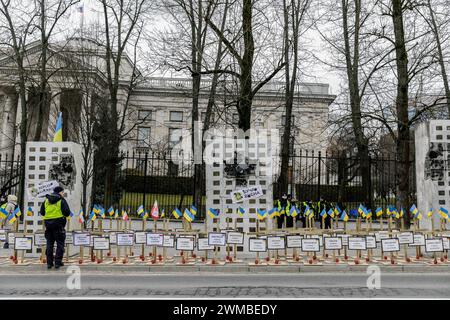 Varsavia, Polonia. 24 febbraio 2024. L'installazione nei pressi dell'Ambasciata della Federazione Russa a Varsavia nel secondo anniversario dell'inizio dell'invasione su vasta scala della Russia in Ucraina. La Polonia è un paese che, nei primi giorni dell'invasione su vasta scala della Russia in Ucraina il 24 febbraio 2022, ha accettato il maggior numero di rifugiati dall'Ucraina. Nel secondo anniversario dell'invasione su vasta scala, diverse migliaia di persone hanno partecipato alla manifestazione vicino all'Ambasciata della Federazione Russa a Varsavia. Credito: SOPA Images Limited/Alamy Live News Foto Stock