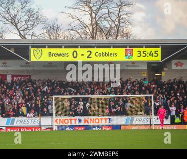 Burton Upon Trent, Regno Unito, 24 febbraio 2024: Il tabellone segnapunti di Burton Albion mostra i Cobblers in testa dopo 35 minuti. EFL League One Burton Albion contro Northampton Town crediti: Clive Stapleton/Alamy Live News Foto Stock