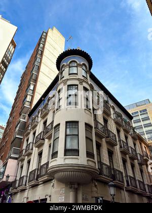Torre all'angolo del vecchio edificio, architettura di Alicante, Spagna Foto Stock