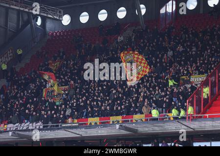 Enschede, Paesi Bassi. 25 febbraio 2024. ENSCHEDE, PAESI BASSI - FEBBRAIO 25: Tifosi dei Go Ahead Eagles durante la partita olandese Eredivisie tra FC Twente e Go Ahead Eagles al Grolsch veste il 25 febbraio 2024 a Enschede, Paesi Bassi. (Foto di Henny Meijerink/Agenzia BSR) credito: Agenzia BSR/Alamy Live News Foto Stock