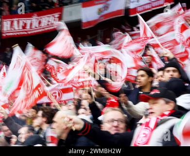 Duesseldorf, Germania. 25 febbraio 2024. Calcio: Bundesliga 2, fortuna Düsseldorf - Hansa Rostock, Matchday 23, alla Merkur Spiel-Arena. I tifosi del Düsseldorf celebrano la loro squadra. Credito: Roland Weihrauch/dpa - NOTA IMPORTANTE: in conformità con i regolamenti della DFL German Football League e della DFB German Football Association, è vietato utilizzare o far utilizzare fotografie scattate nello stadio e/o della partita sotto forma di immagini sequenziali e/o serie di foto video./dpa/Alamy Live News Foto Stock