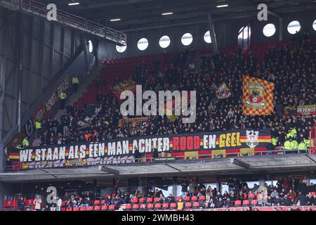 Enschede, Paesi Bassi. 25 febbraio 2024. ENSCHEDE, PAESI BASSI - FEBBRAIO 25: Tifosi dei Go Ahead Eagles con bandiere durante la partita olandese Eredivisie tra FC Twente e Go Ahead Eagles al Grolsch veste il 25 febbraio 2024 a Enschede, Paesi Bassi. (Foto di Henny Meijerink/Agenzia BSR) credito: Agenzia BSR/Alamy Live News Foto Stock