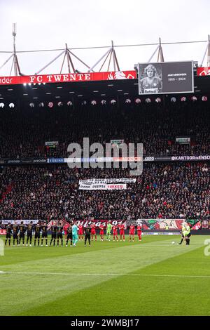 Enschede, Paesi Bassi. 25 febbraio 2024. ENSCHEDE, PAESI BASSI - FEBBRAIO 25: memorial di Jan Sorensen durante la partita olandese Eredivisie tra FC Twente e Go Ahead Eagles al Grolsch veste il 25 febbraio 2024 a Enschede, Paesi Bassi. (Foto di Peter Lous/Orange Pictures) credito: Orange Pics BV/Alamy Live News Foto Stock