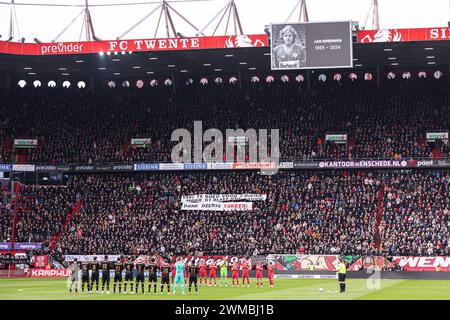 Enschede, Paesi Bassi. 25 febbraio 2024. ENSCHEDE, PAESI BASSI - FEBBRAIO 25: memorial di Jan Sorensen durante la partita olandese Eredivisie tra FC Twente e Go Ahead Eagles al Grolsch veste il 25 febbraio 2024 a Enschede, Paesi Bassi. (Foto di Peter Lous/Orange Pictures) credito: Orange Pics BV/Alamy Live News Foto Stock