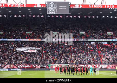 Enschede, Paesi Bassi. 25 febbraio 2024. ENSCHEDE, PAESI BASSI - FEBBRAIO 25: memorial di Jan Sorensen durante la partita olandese Eredivisie tra FC Twente e Go Ahead Eagles al Grolsch veste il 25 febbraio 2024 a Enschede, Paesi Bassi. (Foto di Peter Lous/Orange Pictures) credito: Orange Pics BV/Alamy Live News Foto Stock