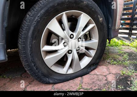 Pneumatico sgonfio per auto a causa della rottura sul lato della ruota Foto Stock