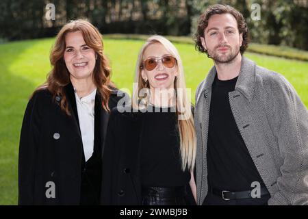 Milano, Italia. 25 febbraio 2024. Roberta Armani, Aaron Taylor Johnson e Sam Taylor-Johnson partecipano alla sfilata Armani durante la Milano Fashion Week, collezione donna autunno inverno 2024-2025. Milano (Italia) il 25 febbraio 2024. Foto di Marco Piovanotto/ABACAPRESS.COM credito: Abaca Press/Alamy Live News Foto Stock