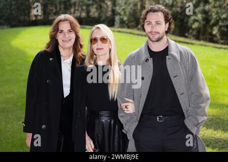 Milano, Italia. 25 febbraio 2024. Roberta Armani, Aaron Taylor Johnson e Sam Taylor-Johnson partecipano alla sfilata Armani durante la Milano Fashion Week, collezione donna autunno inverno 2024-2025. Milano (Italia) il 25 febbraio 2024. Foto di Marco Piovanotto/ABACAPRESS.COM credito: Abaca Press/Alamy Live News Foto Stock