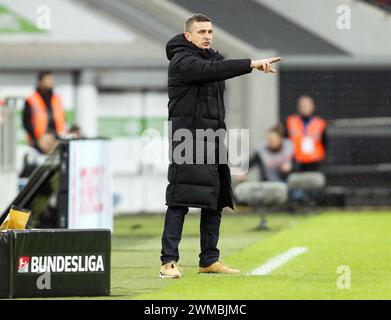 Duesseldorf, Germania. 25 febbraio 2024. Calcio: Bundesliga 2, fortuna Düsseldorf - Hansa Rostock, giorno 23, nella Merkur Spiel-Arena. Il coach di Rostock Mersad Selimbegovic gesticola a margine. Credito: Roland Weihrauch/dpa - NOTA IMPORTANTE: in conformità con i regolamenti della DFL German Football League e della DFB German Football Association, è vietato utilizzare o far utilizzare fotografie scattate nello stadio e/o della partita sotto forma di immagini sequenziali e/o serie di foto video./dpa/Alamy Live News Foto Stock