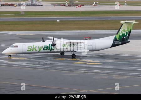 Die De Havilland Canada Dash 8-400 DH8D der Fluglinie SkyAlps BQ / SWU mit der Registrierung 9H-PAUL MSN: 4255 rollt am Flughafen Hamburg Airport EDDH/HAM. Hamburg Hamburg Deutschland *** il De Havilland Canada Dash 8 400 DH8D della compagnia aerea SkyAlps BQ SWU con registrazione 9H PAUL MSN 4255 è in rullaggio presso l'aeroporto di Amburgo EDDH HAM Amburgo Amburgo Amburgo Germania Foto Stock