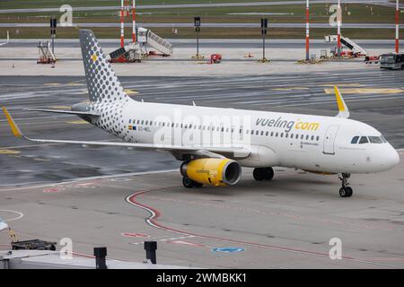 Der Airbus A320-232 A320 der Fluglinie Vueling VY / VLG mit der Registrierung EC-MEL MSN: 06450 rollt am Flughafen Hamburg Airport EDDH/HAM. Amburgo Amburgo Germania *** l'Airbus A320 232 A320 della compagnia aerea Vueling VY VLG con registrazione EC MEL MSN 06450 è in fase di rullaggio presso l'aeroporto di Amburgo EDDH HAM Amburgo Germania Foto Stock
