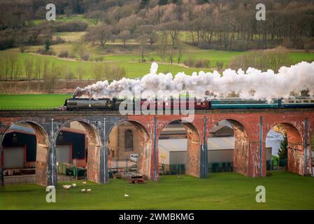 La Settle and Carlisle Winter Express trainata da Tangmere, una locomotiva a vapore classe Battle of Britain. Visto qui che attraversa il viadotto Whalley Arches Foto Stock