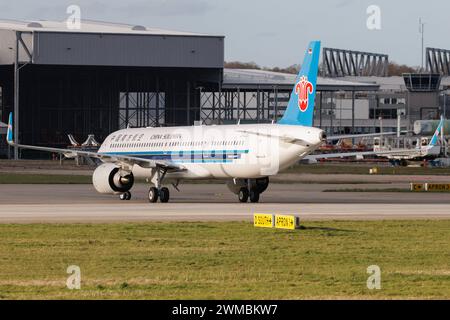 Der Airbus A321-253NX A21N der Fluglinie China Southern Airlines CZ / CSN mit der Registrierung D-AZWV MSN: 11136 rollt am Flughafen Hamburg Finkenwerder EDHI/XFW. Amburgo Amburgo Germania *** l'Airbus A321 253NX A21N di China Southern Airlines CZ CSN con registrazione D AZWV MSN 11136 è in fase di rullaggio presso l'aeroporto di Amburgo Finkenwerder EDHI XFW Amburgo Germania Foto Stock