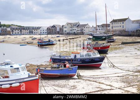Barche da pesca con bassa marea - Hugh Town, isola di St Mary's, Isole Scilly (Regno Unito) Foto Stock