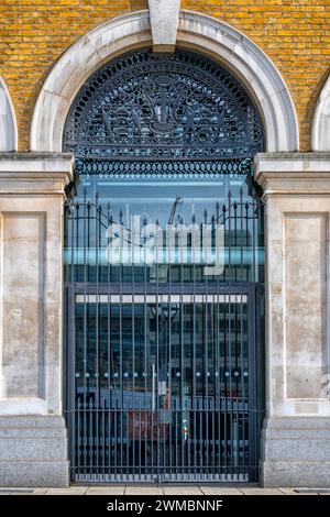 Ingresso all'ex mercato del pesce di Billingsgate in Lower Thames Street nella City di Londra Foto Stock