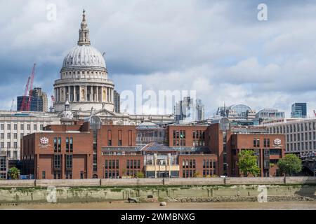 City of London Boys School, o CLS, of City, edificio (1986) sulla Queen Victoria Street e sulla riva del Tamigi vicino a Blackfriars Foto Stock